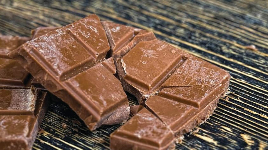 Chocolate giả thường có màu sắc không đồng đều, bề mặt bị sần sùi hoặc lốm đốm
