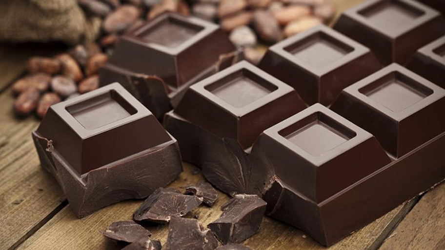 Chocolate giả thường không phát ra tiếng giòn khi bẻ