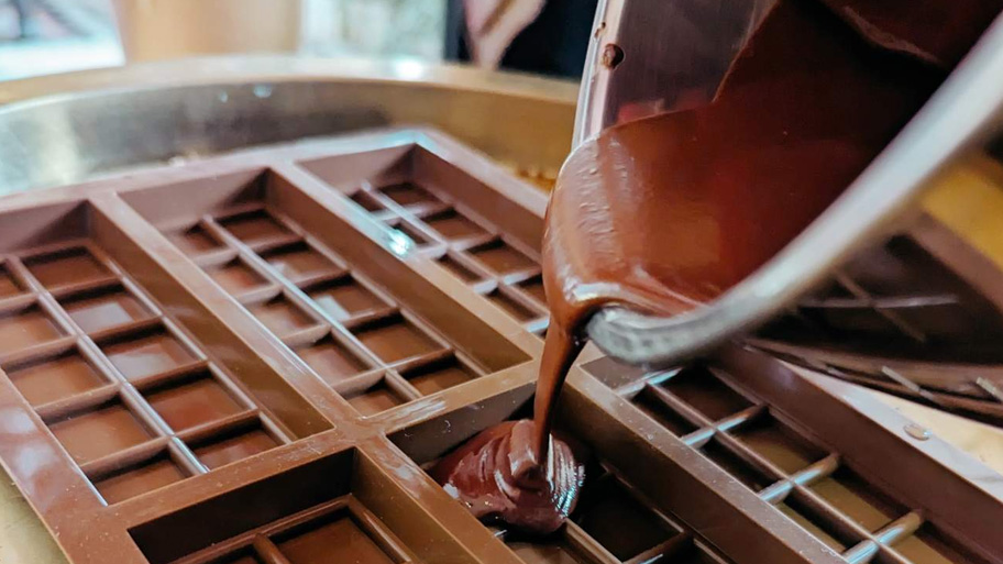Đúc khuôn chocolate