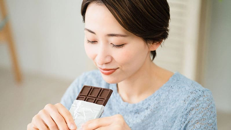ダークチョコレートに含まれる強力な抗酸化物質は細胞の老化を遅らせます。
