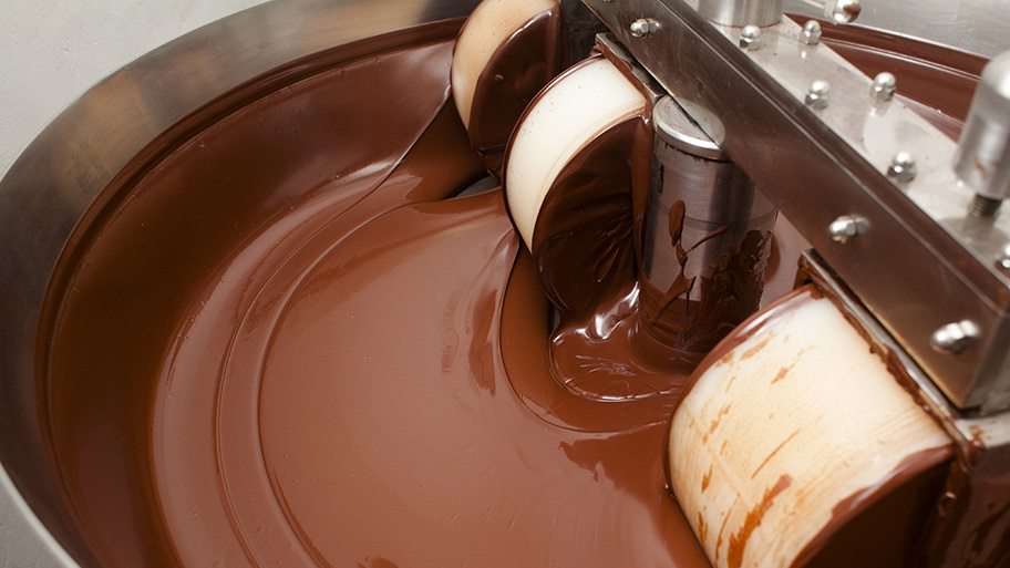 Nghiền mịn cacao nibs tạo ra chocolate liquor