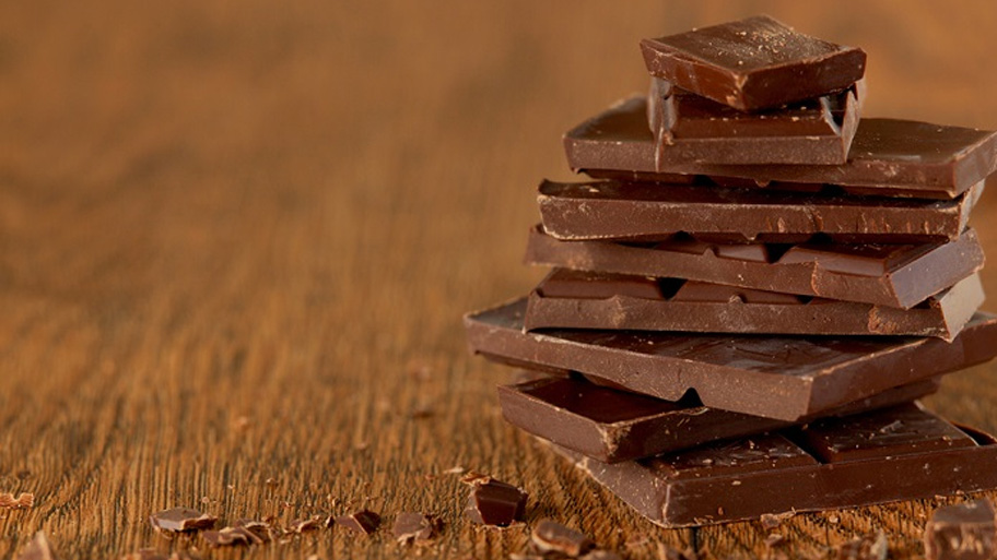 純粋なダークチョコレートは通常、表面が滑らかでわずかに光沢のある濃い茶色または光沢のある黒色です。