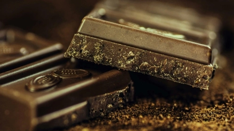 無糖チョコレートは天然または人工甘味料を使用